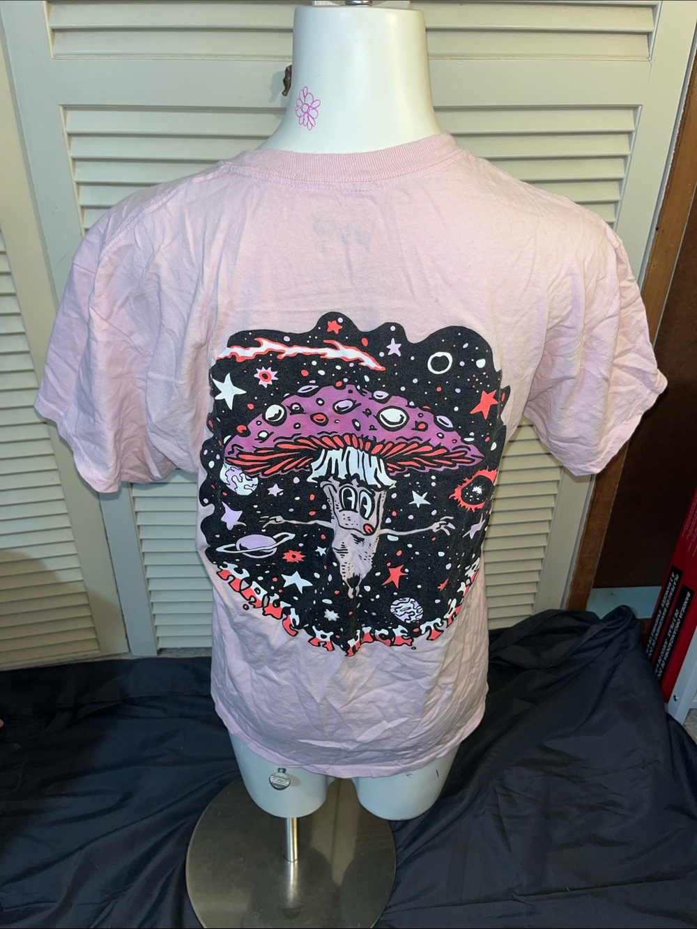 A-Lab Men's Light Pink Short Sleeve Tee with Psychedelic Mushroom Graphic